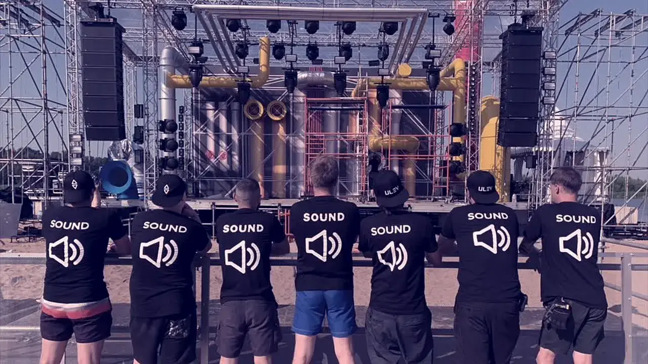 Звуковая команда ULEY перед фестивальной сценой